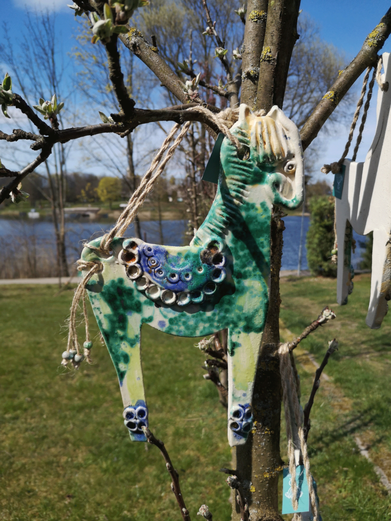 Arkliuko skulpturele pakabinama